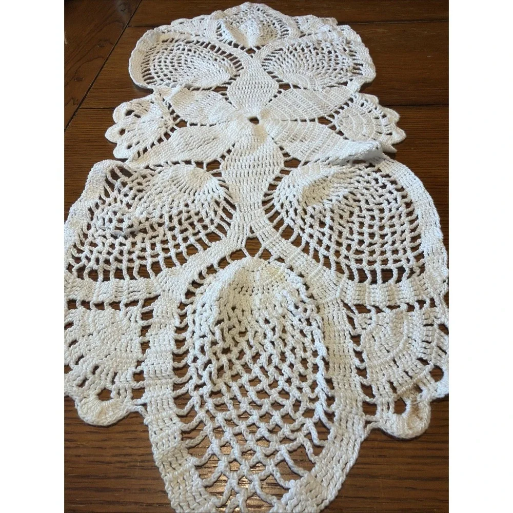 Vtg Hand Crocheted Table Runner Doily Pineapple Design 25.5